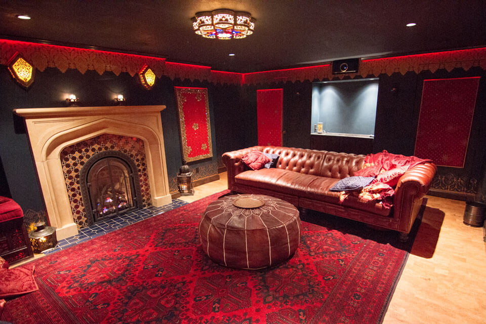 Aladdin - это теплое и привлекательное пространство, в котором уютно, даже если фильм еще не запущен.