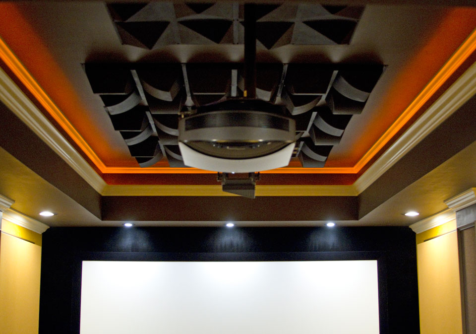 Акустическая обработка потолка в кинотеатре