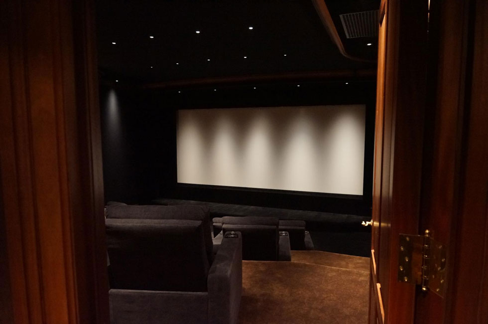 Гости Роба входят в огромный кинотеатр с одного из двух шлюзов в тылу.