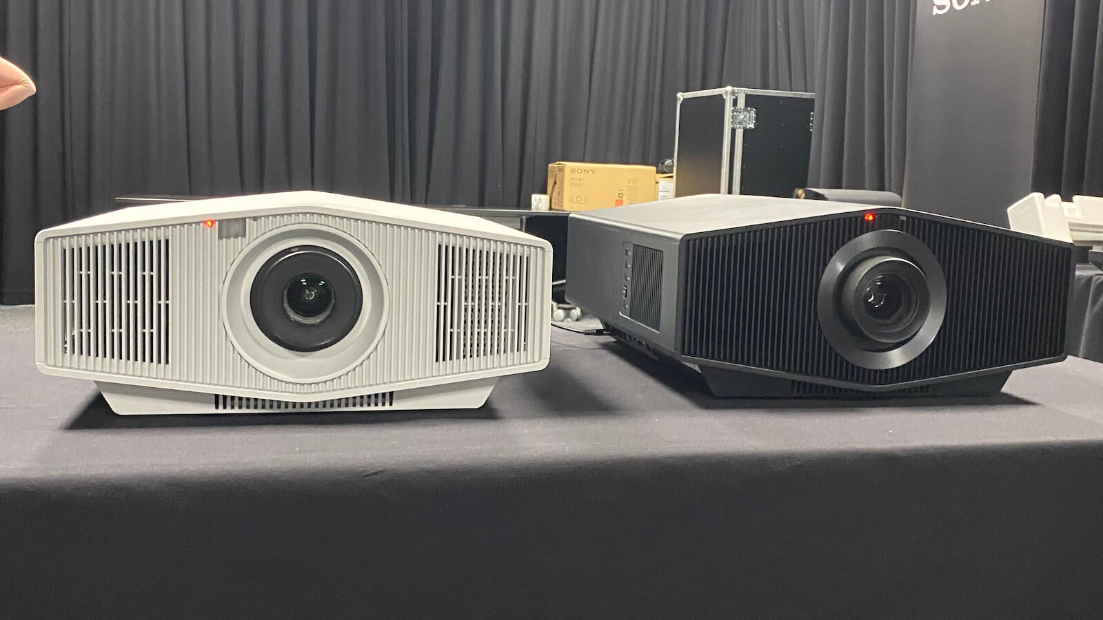 Sony представляет два новых лазерных проектора 4K