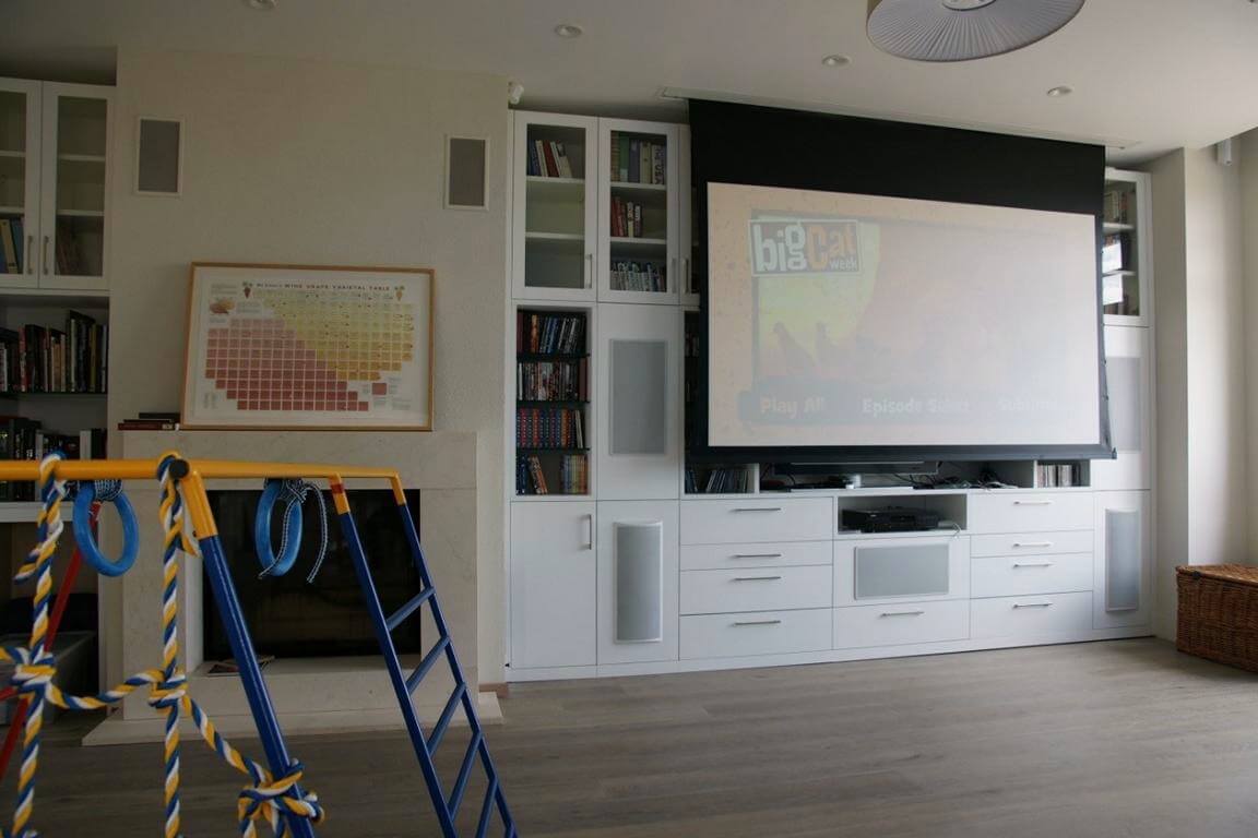 Домашний кинотеатр на акустических системах, встроенных в мебель